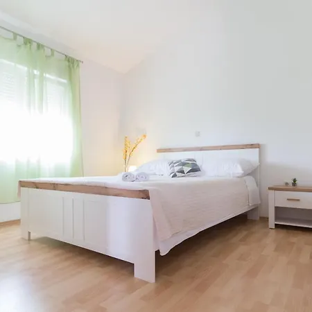 Apartment Nikol With Big Private Garden And Terrace 350 Meters From The Sea - By Ta Leut Agency Privlaka (Zadar)