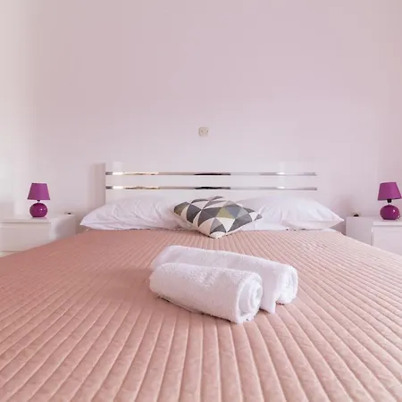 Apartment Nikol With Big Garden And Terrace - By Ta Leut Agency *